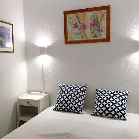 D'une A A 600 M De La Avec Vue Sur La Piscine Partagee Et Jardin Clos Appartement *